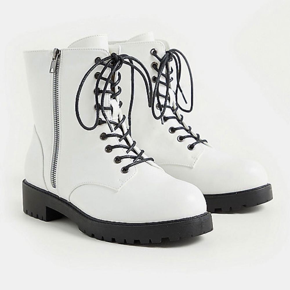 Torrid 9 fits 9.5-10W white combat boot zip up